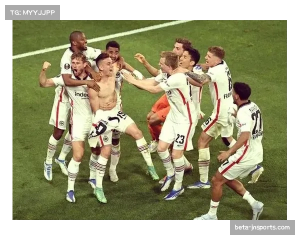 法兰克福主场沸腾 欧联杯球迷高歌助威气势震撼全场